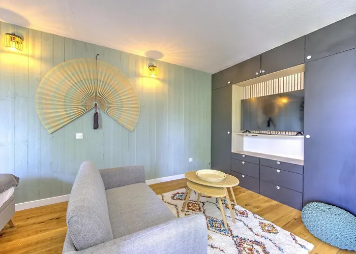 Brousse Brise - A Deux Pas De La *